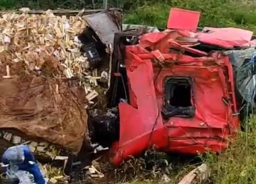 Urgente: Caminhão carregado com frutas tomba na BA-142 em Barra da Estiva