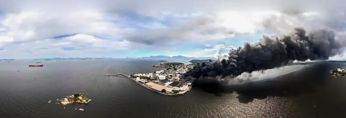 Bombeiros extinguem incêndio em fábrica de lubrificante no Rio