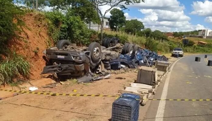 Acidente assustador! Caminhão carregado de mangas capota em Caetité