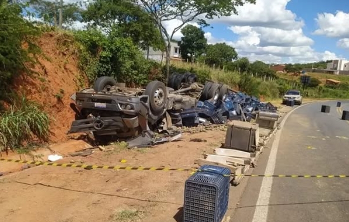 Acidente assustador! Caminhão carregado de mangas capota em Caetité