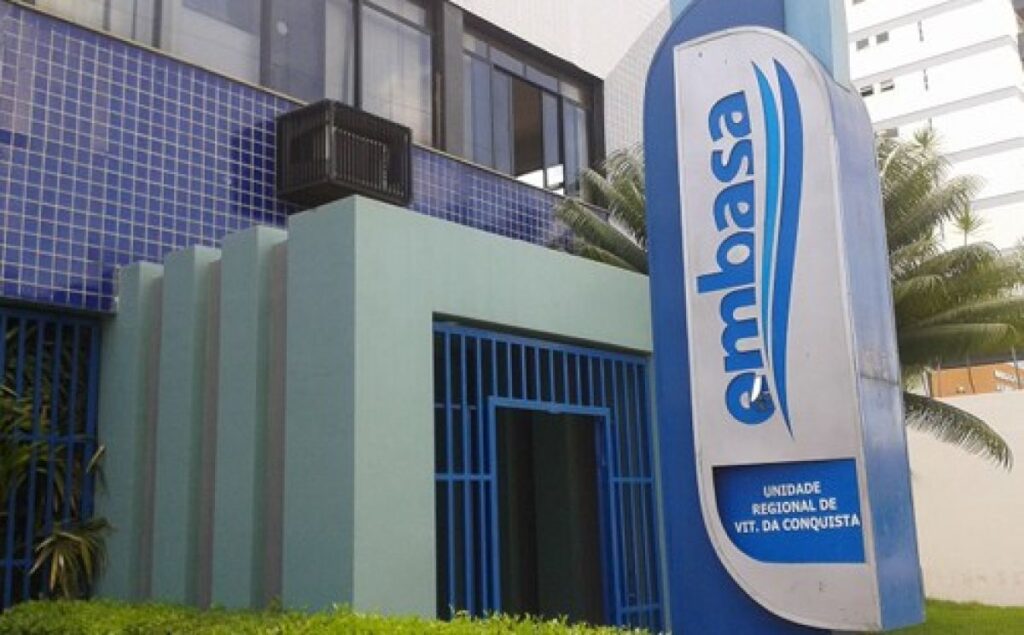 Pânico: Homem tenta matar a facadas ex-companheira no prédio da Embasa em Conquista