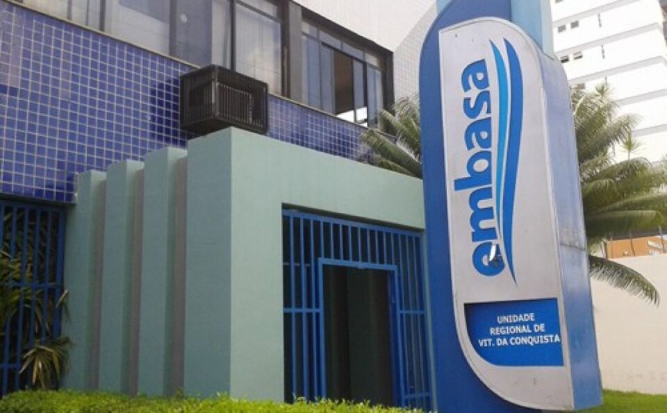 Pânico: Homem tenta matar a facadas ex-companheira no prédio da Embasa em Conquista