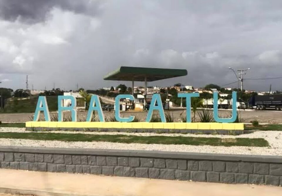 Aracatu: Praça Júlio Silveira Maia segue sem energia há mais de 12 horas e moradores cobram providências