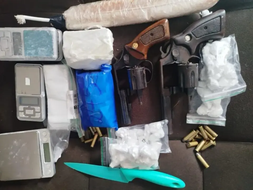 Urgente: Polícia Militar realiza grande apreensão de armas e drogas e recupera veículo roubado em Vitória da Conquista
