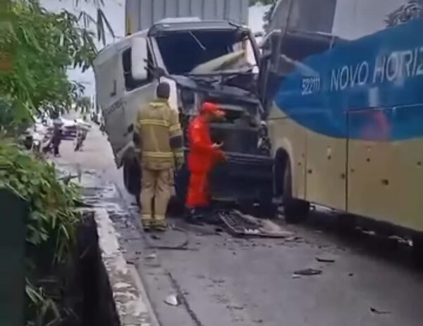 Grave acidente entre ônibus e caminhão tem pista interdita sentido Ilhéus e Itabuna