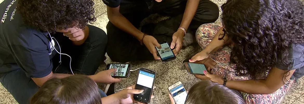 MEC lança guias sobre uso de celulares em ambiente escolar