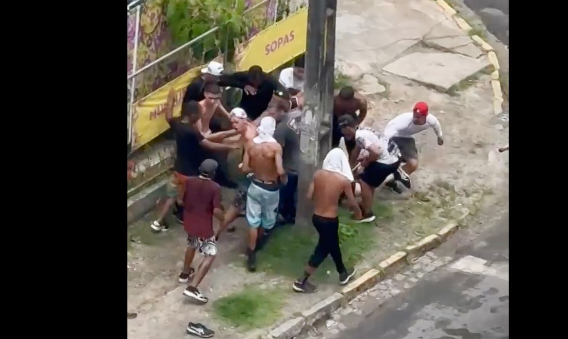 Uma pessoa permanece internada após briga de torcidas no Recife
