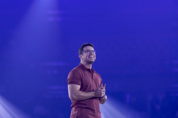 Deive Leonardo irá se apresentar em Vitória da Conquista