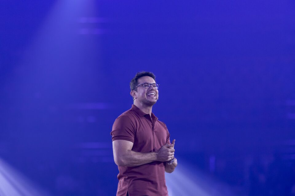 Deive Leonardo irá se apresentar em Vitória da Conquista