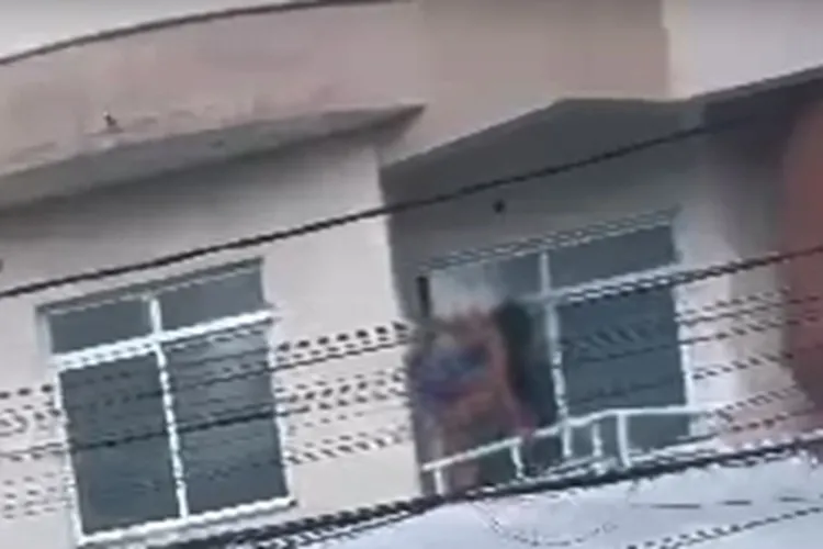 Urgente: Mulher desesperada grita por socorro na sacada de apartamento e homem é preso em Guanambi