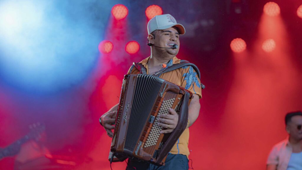 A prefeita Nilda Magalhães divulga Tarcísio do Acordeon na Festa do Divino 2025