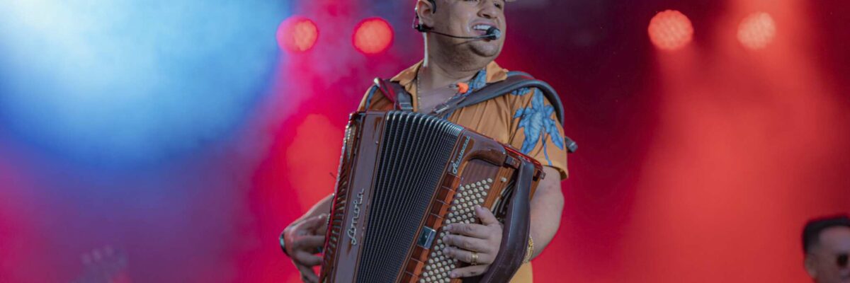A prefeita Nilda Magalhães divulga Tarcísio do Acordeon na Festa do Divino 2025
