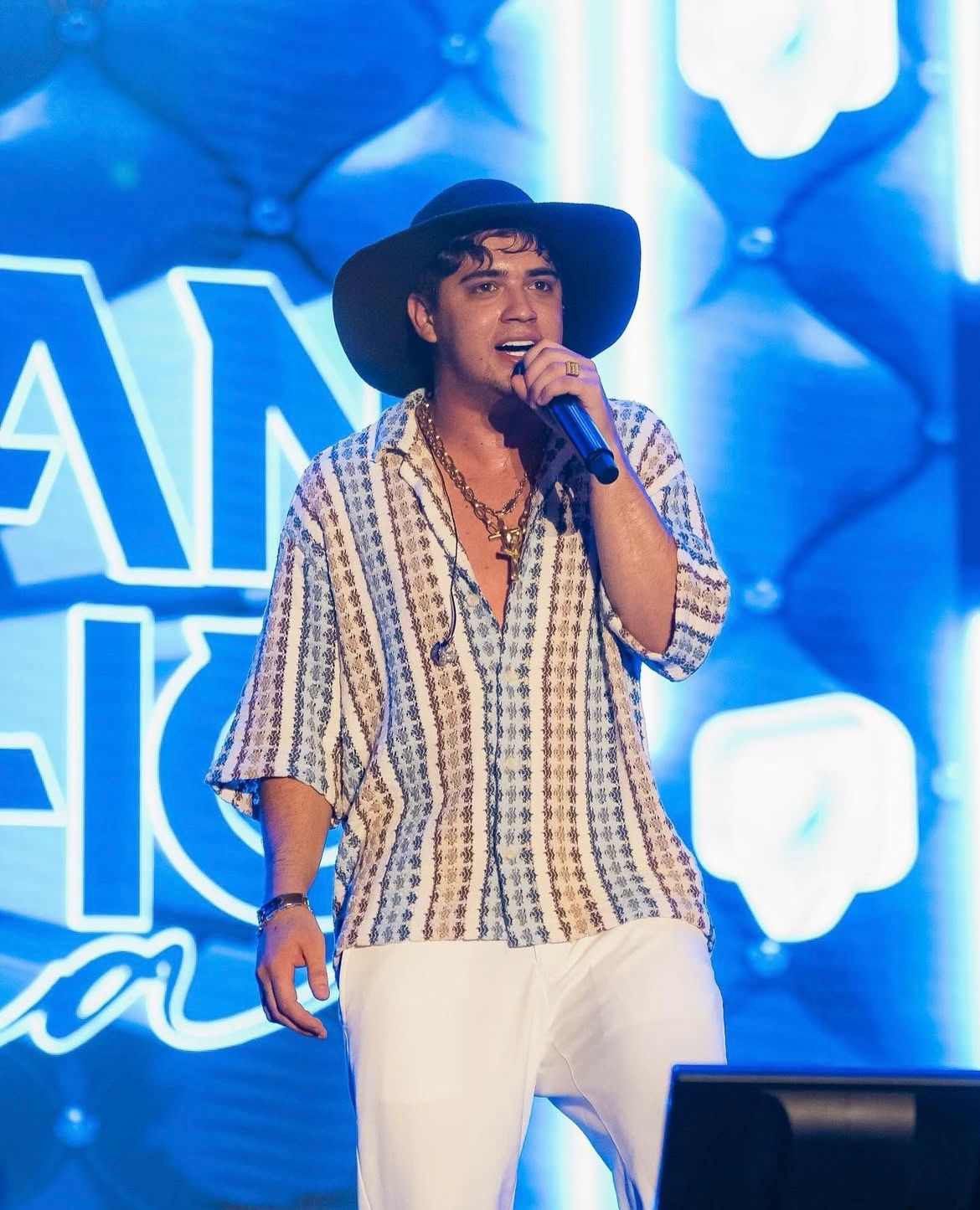 Prefeito Fábio Gusmão anuncia Natanzinho Lima no aniversário da cidade de Itarantim