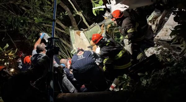 Urgente: Avião cai em aldeia indígena e deixa um morto e um ferido no litoral de São Paulo