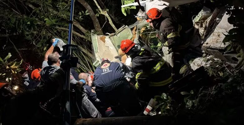 Urgente: Avião cai em aldeia indígena e deixa um morto e um ferido no litoral de São Paulo