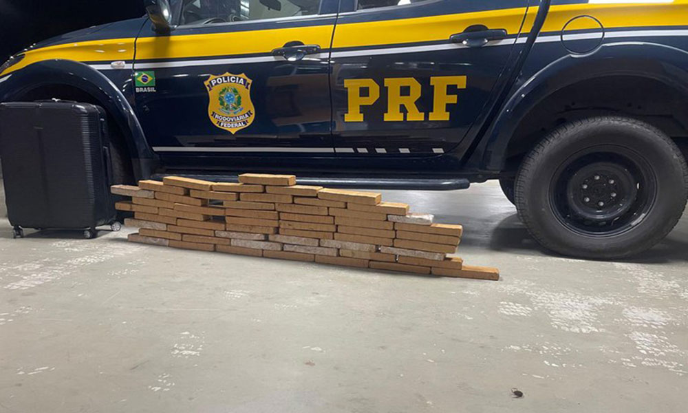 PRF apreende mais de 30 kg de maconha ao fiscalizar um ônibus em Vitória da Conquista