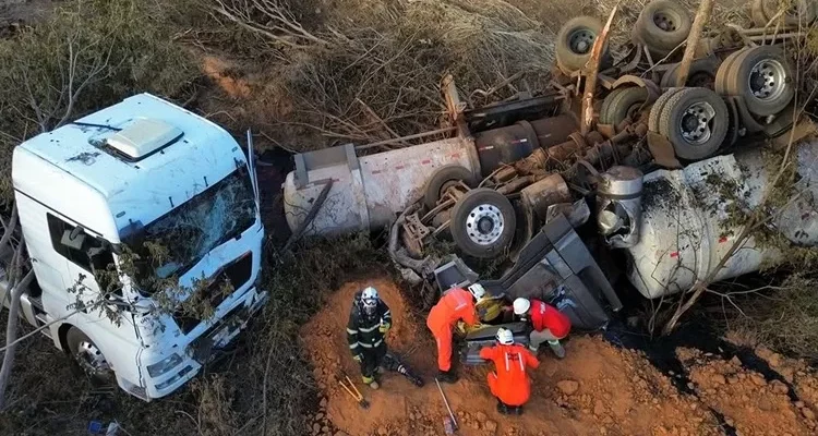 Urgente: Mulher perdi a vida em grave acidente envolvendo duas carretas na BR-242 em Oliveira dos Brejinhos