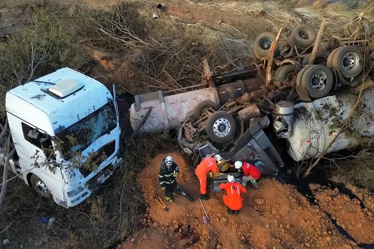 Urgente: Mulher perdi a vida em grave acidente envolvendo duas carretas na BR-242 em Oliveira dos Brejinhos