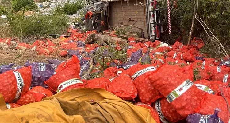 Susto: Motorista perde controle e tomba caminhão carregado com cebola na Chapada Diamantina