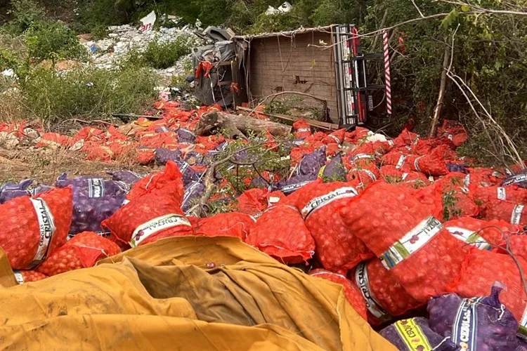 Susto: Motorista perde controle e tomba caminhão carregado com cebola na Chapada Diamantina