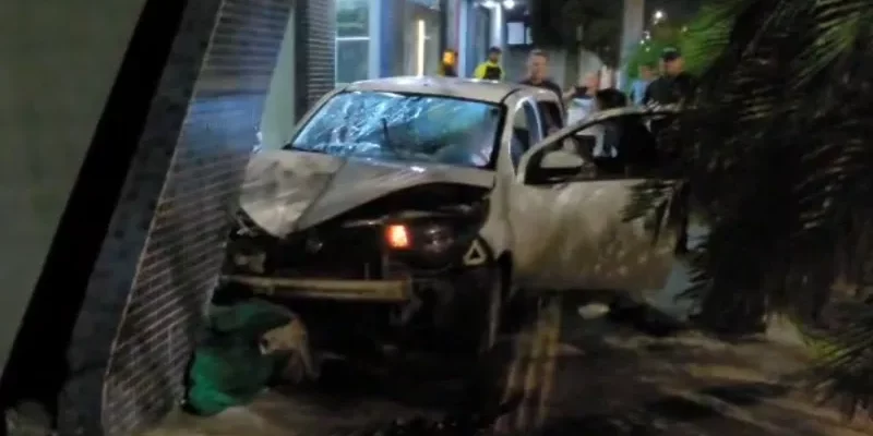 Tragédia em Teixeira de Freitas: Carro desgovernado mata brutalmente dois moradores de rua