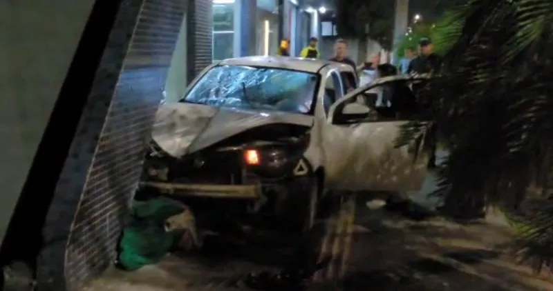 Tragédia em Teixeira de Freitas: Carro desgovernado mata brutalmente dois moradores de rua