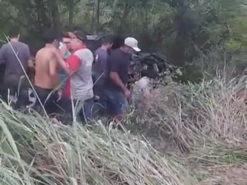 Grave acidente deixa pessoas presas ás ferragens próximo a Anagé e Caraíbas