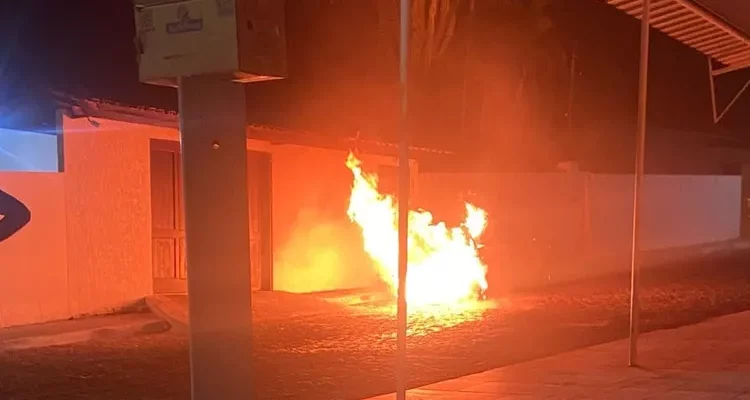 Carro do prefeito de Botuporã é incendiado por homem encapuzado