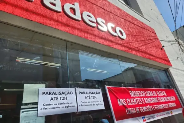 Bancários protestam contra fechamento de agências do Bradesco em Vitória da Conquista