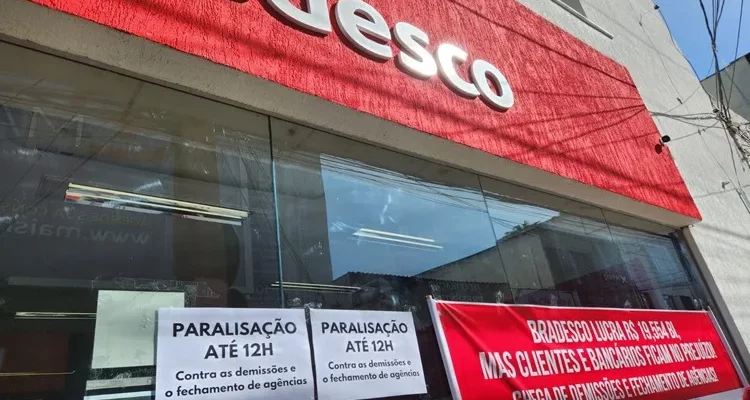 Bancários protestam contra fechamento de agências do Bradesco em Vitória da Conquista