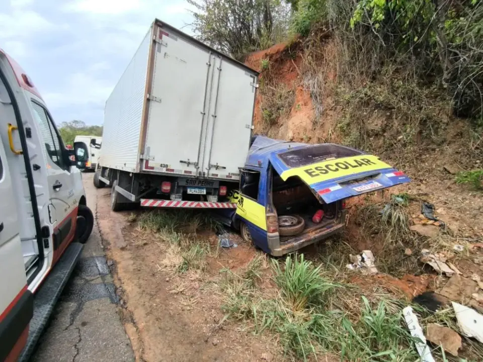Colisão entre van escolar e caminhão deixa feridos na BR-030, em Caetité