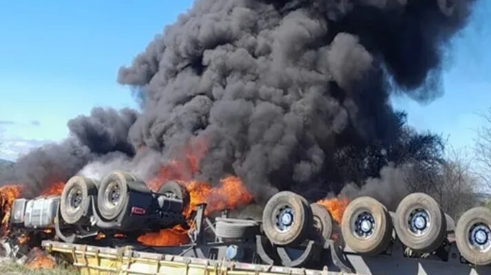 Tragédia na BA-026: Carreta tomba, pega fogo e motorista morre carbonizado