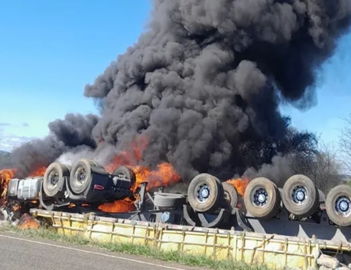 Tragédia na BA-026: Carreta tomba, pega fogo e motorista morre carbonizado