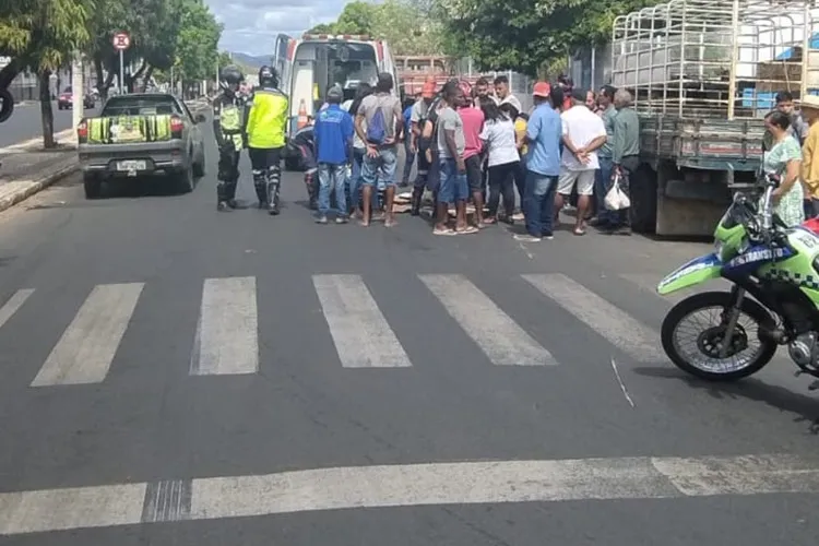 Susto: Motociclista sem CNH atropela mulher e criança em faixa de pedestre em Guanambi