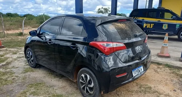 Mulher é pega com carro roubado em Poções: não sabia que veículo do vizinho era clonado