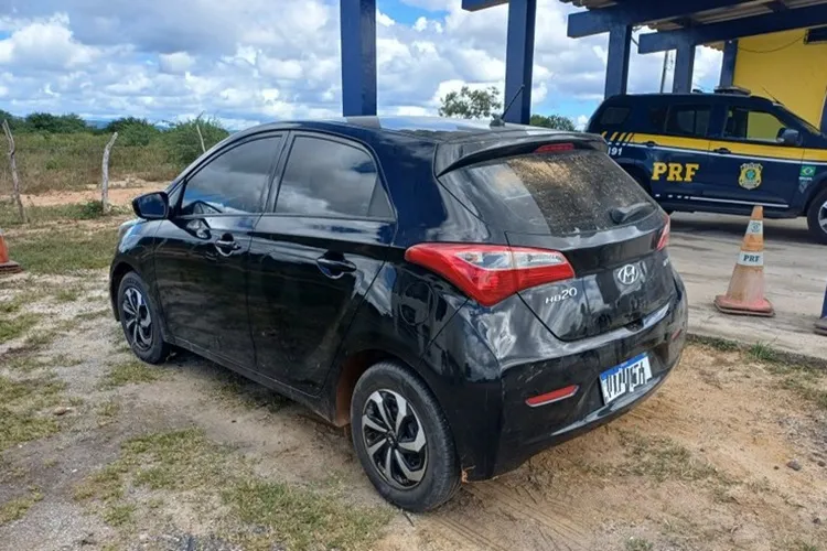 Mulher é pega com carro roubado em Poções: não sabia que veículo do vizinho era clonado