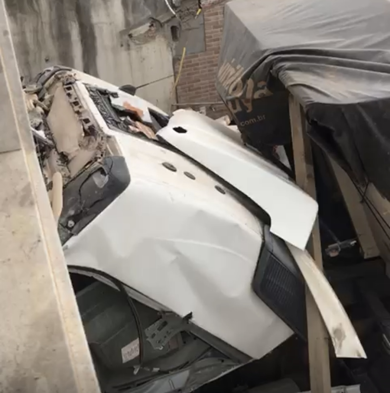 Carreta desgovernada causa pânico ao atingir residência em Poções