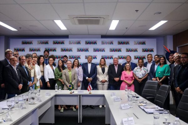 Em reunião com o governador, prefeita Sheila Lemos apresenta demandas de Vitória da Conquista