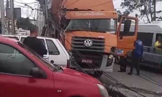 Caminhão desgovernado causa pânico em Vitória da Conquista