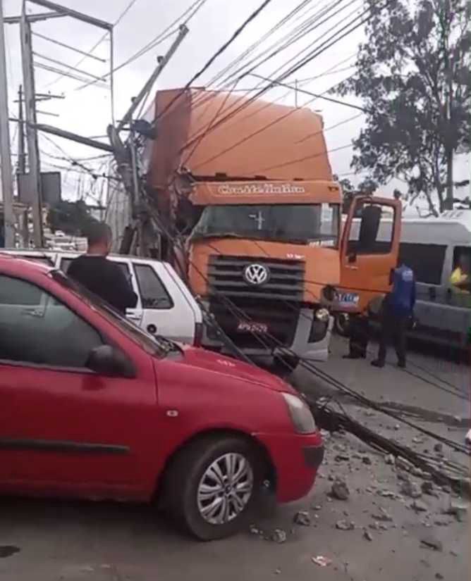 Caminhão desgovernado causa pânico em Vitória da Conquista