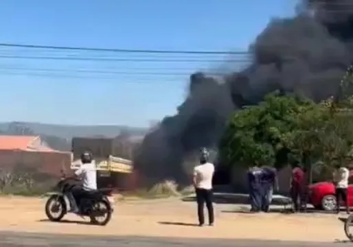 Carreta pega fogo em Guanambi e chama atenção da população