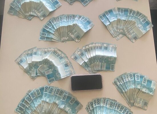 Mulher é flagrada com R$ 20 mil escondidos em brinquedo de pelúcia em Jaguaquara