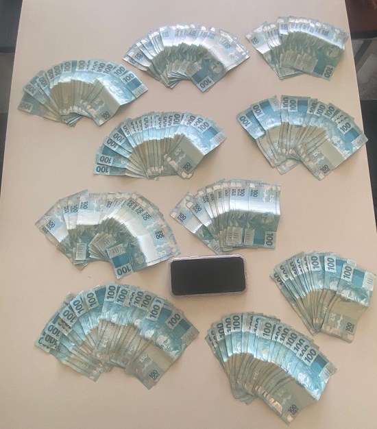 Mulher é flagrada com R$ 20 mil escondidos em brinquedo de pelúcia em Jaguaquara