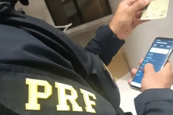 Mulher se fazendo passar por médica é presa em ação da PRF na BR-116 em Jequié