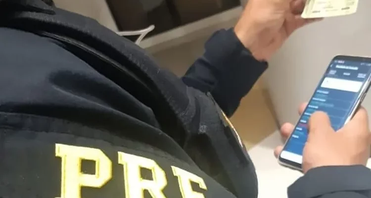 Mulher se fazendo passar por médica é presa em ação da PRF na BR-116 em Jequié
