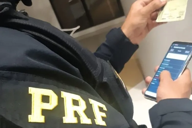 Mulher se fazendo passar por médica é presa em ação da PRF na BR-116 em Jequié