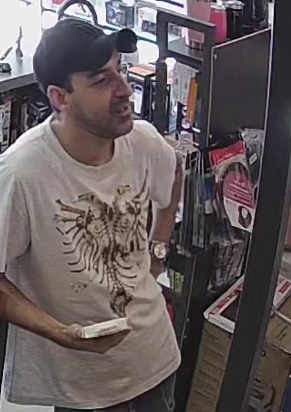 Conquista: Ladrão famoso ‘Mão de Gordura’ ataca novamente e rouba caixa de som em loja movimentada na Olívia Flores