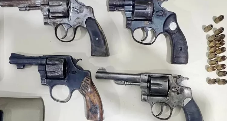 Jovem é pego com armas em Vitória da Conquista