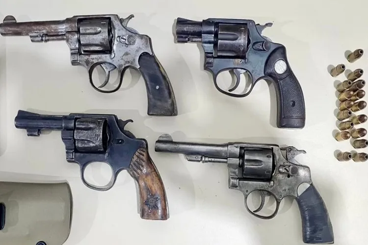 Jovem é pego com armas em Vitória da Conquista