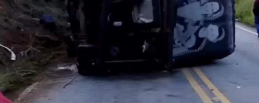 Acidente com ônibus da banda Coração Cigano deixa cinco feridos na BA-634